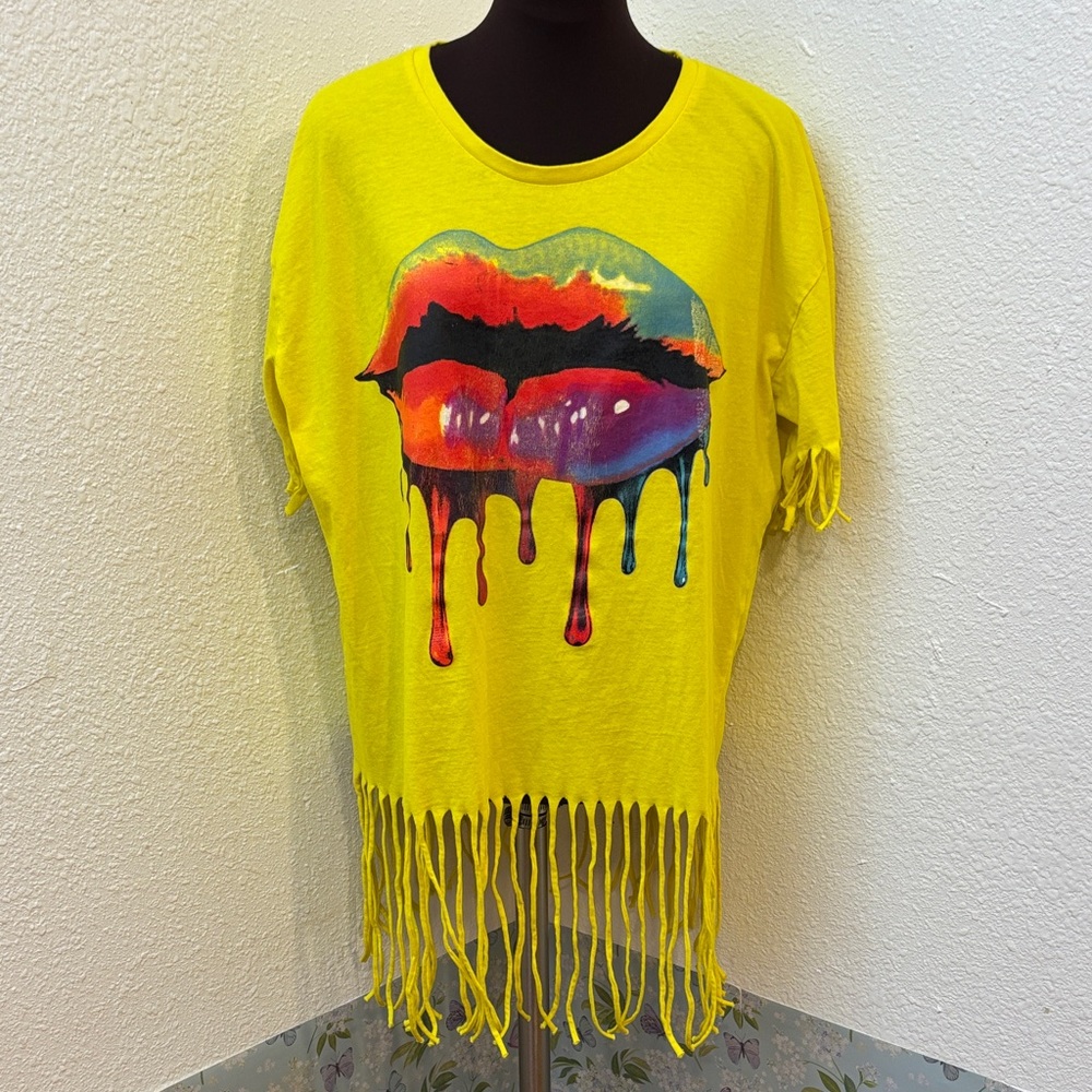 On Fire yellow fringe multicolor dripping lips graphic T-shirt. Size 3X.